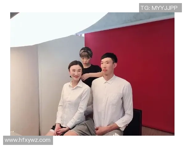 球星足球场上秀恩爱,甜蜜瞬间引发热议,粉丝纷纷送上祝福 球星足球场上秀恩爱,甜蜜瞬间引发热议,粉丝纷纷送上祝福