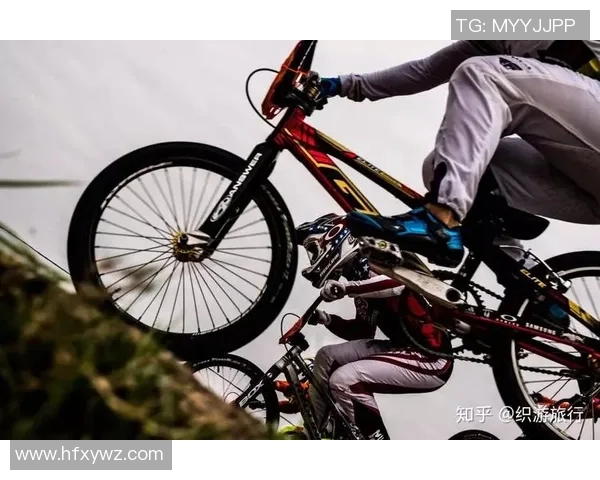 足球明星骑行自行车冒险旅程卡通形象展现活力与速度 足球明星骑行自行车冒险旅程卡通形象展现活力与速度